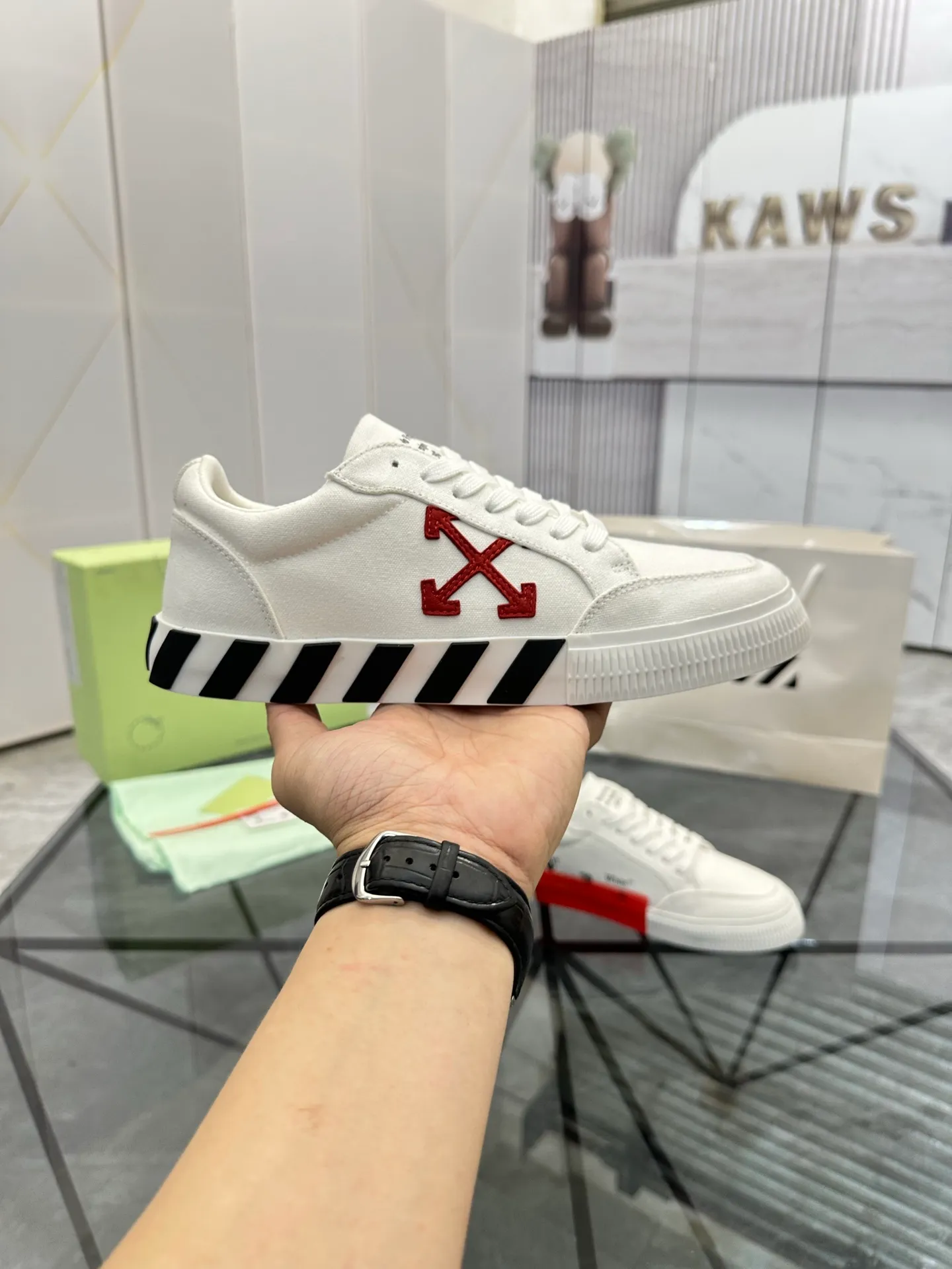 Selling men's shoes 💰: 💰P440¥ Product trademark: OFF WHITE *"OFF WHITE*" low-top casual shoes Regular size: 35-45 (can be customized to 46) Couple style Product materials: Original fabric from the upper counter, breathable lining, original outsole. No.: H203